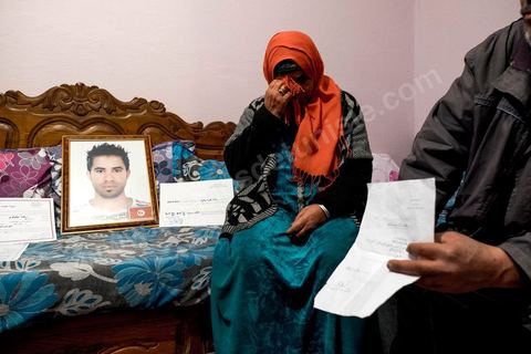 27 janvier 2016 : Saadi, la mère, à la maison familiale de Ridha Yahyaoui. Samedi 16 janvier, devant le siège du gouvernorat, alors que ses camarades fêtent leur embauche, Ridha Yahyaoui est sous le choc. Son nom a été barré de la liste sans explication. Il escalade un poteau électrique et menace de se suicider. Il est électrocuté sur le champ. Le soir même, Ridha décède à l’hôpital de Sfax où il a été transféré. Issu du quartier Karma à Kasserine, Ridha, 26 ans, technicien supérieur en mécanique électrique, est au chômage depuis cinq ans. Actif dans le mouvement des chômeurs diplômés de la région, il participe, début février 2015, à un sit-in au siège du gouvernorat. Le 16 février 2015, les sit-ineurs signent un accord avec le gouvernement local. Onze mois plus tard, les chômeurs, sit-inneurs, sont enfin convoqués au gouvernorat pour signer leurs contrats de travail. Entre temps, la liste a changé. Le premier délégué a barré six noms y compris celui de Ridha et les a remplacé par onze nouvelles personnes.