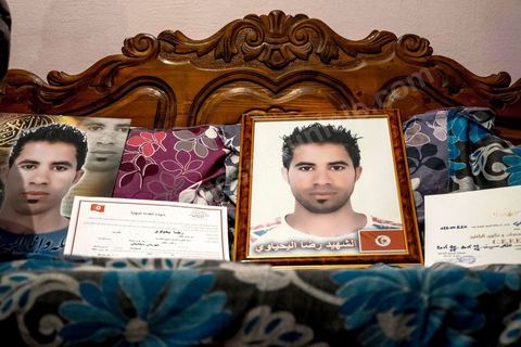 27 janvier 2016 : Saadi, la mère, à la maison familiale de Ridha Yahyaoui. Samedi 16 janvier, devant le siège du gouvernorat, alors que ses camarades fêtent leur embauche, Ridha Yahyaoui est sous le choc. Son nom a été barré de la liste sans explication. Il escalade un poteau électrique et menace de se suicider. Il est électrocuté sur le champ. Le soir même, Ridha décède à l’hôpital de Sfax où il a été transféré. Issu du quartier Karma à Kasserine, Ridha, 26 ans, technicien supérieur en mécanique électrique, est au chômage depuis cinq ans. Actif dans le mouvement des chômeurs diplômés de la région, il participe, début février 2015, à un sit-in au siège du gouvernorat. Le 16 février 2015, les sit-ineurs signent un accord avec le gouvernement local. Onze mois plus tard, les chômeurs, sit-inneurs, sont enfin convoqués au gouvernorat pour signer leurs contrats de travail. Entre temps, la liste a changé. Le premier délégué a barré six noms y compris celui de Ridha et les a remplacé par onze nouvelles personnes.