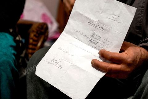 27 janvier 2016 : Saadi, la mère, à la maison familiale de Ridha Yahyaoui. Samedi 16 janvier, devant le siège du gouvernorat, alors que ses camarades fêtent leur embauche, Ridha Yahyaoui est sous le choc. Son nom a été barré de la liste sans explication. Il escalade un poteau électrique et menace de se suicider. Il est électrocuté sur le champ. Le soir même, Ridha décède à l’hôpital de Sfax où il a été transféré. Issu du quartier Karma à Kasserine, Ridha, 26 ans, technicien supérieur en mécanique électrique, est au chômage depuis cinq ans. Actif dans le mouvement des chômeurs diplômés de la région, il participe, début février 2015, à un sit-in au siège du gouvernorat. Le 16 février 2015, les sit-ineurs signent un accord avec le gouvernement local. Onze mois plus tard, les chômeurs, sit-inneurs, sont enfin convoqués au gouvernorat pour signer leurs contrats de travail. Entre temps, la liste a changé. Le premier délégué a barré six noms y compris celui de Ridha et les a remplacé par onze nouvelles personnes.