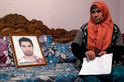 27 janvier 2016 : Saadi, la mère, à la maison familiale de Ridha Yahyaoui. Samedi 16 janvier, devant le siège du gouvernorat, alors que ses camarades fêtent leur embauche, Ridha Yahyaoui est sous le choc. Son nom a été barré de la liste sans explication. Il escalade un poteau électrique et menace de se suicider. Il est électrocuté sur le champ. Le soir même, Ridha décède à l’hôpital de Sfax où il a été transféré. Issu du quartier Karma à Kasserine, Ridha, 26 ans, technicien supérieur en mécanique électrique, est au chômage depuis cinq ans. Actif dans le mouvement des chômeurs diplômés de la région, il participe, début février 2015, à un sit-in au siège du gouvernorat. Le 16 février 2015, les sit-ineurs signent un accord avec le gouvernement local. Onze mois plus tard, les chômeurs, sit-inneurs, sont enfin convoqués au gouvernorat pour signer leurs contrats de travail. Entre temps, la liste a changé. Le premier délégué a barré six noms y compris celui de Ridha et les a remplacé par onze nouvelles personnes.