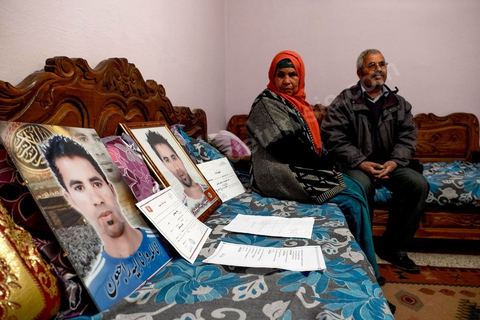 27 janvier 2016 : Saadi, la mère, à la maison familiale de Ridha Yahyaoui. Samedi 16 janvier, devant le siège du gouvernorat, alors que ses camarades fêtent leur embauche, Ridha Yahyaoui est sous le choc. Son nom a été barré de la liste sans explication. Il escalade un poteau électrique et menace de se suicider. Il est électrocuté sur le champ. Le soir même, Ridha décède à l’hôpital de Sfax où il a été transféré. Issu du quartier Karma à Kasserine, Ridha, 26 ans, technicien supérieur en mécanique électrique, est au chômage depuis cinq ans. Actif dans le mouvement des chômeurs diplômés de la région, il participe, début février 2015, à un sit-in au siège du gouvernorat. Le 16 février 2015, les sit-ineurs signent un accord avec le gouvernement local. Onze mois plus tard, les chômeurs, sit-inneurs, sont enfin convoqués au gouvernorat pour signer leurs contrats de travail. Entre temps, la liste a changé. Le premier délégué a barré six noms y compris celui de Ridha et les a remplacé par onze nouvelles personnes.