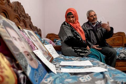27 janvier 2016 : Saadi, la mère, à la maison familiale de Ridha Yahyaoui. Samedi 16 janvier, devant le siège du gouvernorat, alors que ses camarades fêtent leur embauche, Ridha Yahyaoui est sous le choc. Son nom a été barré de la liste sans explication. Il escalade un poteau électrique et menace de se suicider. Il est électrocuté sur le champ. Le soir même, Ridha décède à l’hôpital de Sfax où il a été transféré. Issu du quartier Karma à Kasserine, Ridha, 26 ans, technicien supérieur en mécanique électrique, est au chômage depuis cinq ans. Actif dans le mouvement des chômeurs diplômés de la région, il participe, début février 2015, à un sit-in au siège du gouvernorat. Le 16 février 2015, les sit-ineurs signent un accord avec le gouvernement local. Onze mois plus tard, les chômeurs, sit-inneurs, sont enfin convoqués au gouvernorat pour signer leurs contrats de travail. Entre temps, la liste a changé. Le premier délégué a barré six noms y compris celui de Ridha et les a remplacé par onze nouvelles personnes.