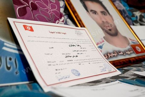27 janvier 2016 : Saadi, la mère, à la maison familiale de Ridha Yahyaoui. Samedi 16 janvier, devant le siège du gouvernorat, alors que ses camarades fêtent leur embauche, Ridha Yahyaoui est sous le choc. Son nom a été barré de la liste sans explication. Il escalade un poteau électrique et menace de se suicider. Il est électrocuté sur le champ. Le soir même, Ridha décède à l’hôpital de Sfax où il a été transféré. Issu du quartier Karma à Kasserine, Ridha, 26 ans, technicien supérieur en mécanique électrique, est au chômage depuis cinq ans. Actif dans le mouvement des chômeurs diplômés de la région, il participe, début février 2015, à un sit-in au siège du gouvernorat. Le 16 février 2015, les sit-ineurs signent un accord avec le gouvernement local. Onze mois plus tard, les chômeurs, sit-inneurs, sont enfin convoqués au gouvernorat pour signer leurs contrats de travail. Entre temps, la liste a changé. Le premier délégué a barré six noms y compris celui de Ridha et les a remplacé par onze nouvelles personnes.