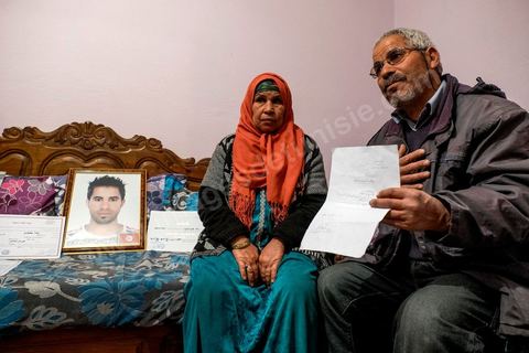 27 janvier 2016 : Saadi, la mère, à la maison familiale de Ridha Yahyaoui. Samedi 16 janvier, devant le siège du gouvernorat, alors que ses camarades fêtent leur embauche, Ridha Yahyaoui est sous le choc. Son nom a été barré de la liste sans explication. Il escalade un poteau électrique et menace de se suicider. Il est électrocuté sur le champ. Le soir même, Ridha décède à l’hôpital de Sfax où il a été transféré. Issu du quartier Karma à Kasserine, Ridha, 26 ans, technicien supérieur en mécanique électrique, est au chômage depuis cinq ans. Actif dans le mouvement des chômeurs diplômés de la région, il participe, début février 2015, à un sit-in au siège du gouvernorat. Le 16 février 2015, les sit-ineurs signent un accord avec le gouvernement local. Onze mois plus tard, les chômeurs, sit-inneurs, sont enfin convoqués au gouvernorat pour signer leurs contrats de travail. Entre temps, la liste a changé. Le premier délégué a barré six noms y compris celui de Ridha et les a remplacé par onze nouvelles personnes.