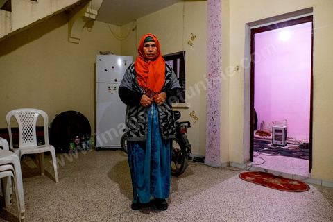 27 janvier 2016 : Saadi, la mère, à la maison familiale de Ridha Yahyaoui. Samedi 16 janvier, devant le siège du gouvernorat, alors que ses camarades fêtent leur embauche, Ridha Yahyaoui est sous le choc. Son nom a été barré de la liste sans explication. Il escalade un poteau électrique et menace de se suicider. Il est électrocuté sur le champ. Le soir même, Ridha décède à l’hôpital de Sfax où il a été transféré. Issu du quartier Karma à Kasserine, Ridha, 26 ans, technicien supérieur en mécanique électrique, est au chômage depuis cinq ans. Actif dans le mouvement des chômeurs diplômés de la région, il participe, début février 2015, à un sit-in au siège du gouvernorat. Le 16 février 2015, les sit-ineurs signent un accord avec le gouvernement local. Onze mois plus tard, les chômeurs, sit-inneurs, sont enfin convoqués au gouvernorat pour signer leurs contrats de travail. Entre temps, la liste a changé. Le premier délégué a barré six noms y compris celui de Ridha et les a remplacé par onze nouvelles personnes.