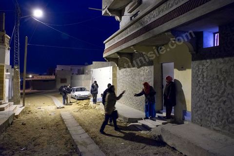 27 janvier 2016 : Saadi, la mère, à la maison familiale de Ridha Yahyaoui. Samedi 16 janvier, devant le siège du gouvernorat, alors que ses camarades fêtent leur embauche, Ridha Yahyaoui est sous le choc. Son nom a été barré de la liste sans explication. Il escalade un poteau électrique et menace de se suicider. Il est électrocuté sur le champ. Le soir même, Ridha décède à l’hôpital de Sfax où il a été transféré. Issu du quartier Karma à Kasserine, Ridha, 26 ans, technicien supérieur en mécanique électrique, est au chômage depuis cinq ans. Actif dans le mouvement des chômeurs diplômés de la région, il participe, début février 2015, à un sit-in au siège du gouvernorat. Le 16 février 2015, les sit-ineurs signent un accord avec le gouvernement local. Onze mois plus tard, les chômeurs, sit-inneurs, sont enfin convoqués au gouvernorat pour signer leurs contrats de travail. Entre temps, la liste a changé. Le premier délégué a barré six noms y compris celui de Ridha et les a remplacé par onze nouvelles personnes.