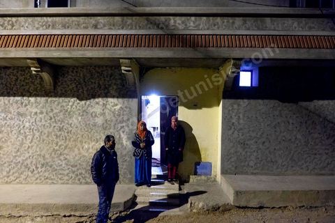 27 janvier 2016 : Saadi, la mère, à la maison familiale de Ridha Yahyaoui. Samedi 16 janvier, devant le siège du gouvernorat, alors que ses camarades fêtent leur embauche, Ridha Yahyaoui est sous le choc. Son nom a été barré de la liste sans explication. Il escalade un poteau électrique et menace de se suicider. Il est électrocuté sur le champ. Le soir même, Ridha décède à l’hôpital de Sfax où il a été transféré. Issu du quartier Karma à Kasserine, Ridha, 26 ans, technicien supérieur en mécanique électrique, est au chômage depuis cinq ans. Actif dans le mouvement des chômeurs diplômés de la région, il participe, début février 2015, à un sit-in au siège du gouvernorat. Le 16 février 2015, les sit-ineurs signent un accord avec le gouvernement local. Onze mois plus tard, les chômeurs, sit-inneurs, sont enfin convoqués au gouvernorat pour signer leurs contrats de travail. Entre temps, la liste a changé. Le premier délégué a barré six noms y compris celui de Ridha et les a remplacé par onze nouvelles personnes.
