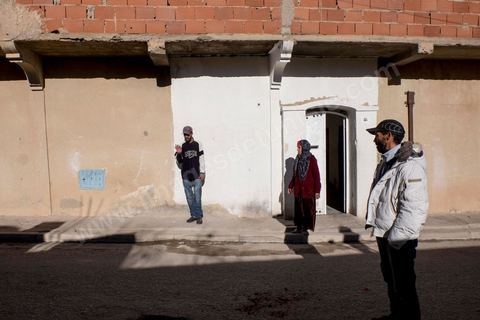 29 janvier 2016 : Baligh Aloui, 33 ans, s'est immolé le jeudi 21 janvier devant sa maison familiale où il vit avec ses parents, frères et soeurs. C'est son frère, Abdelsattar, qui l'a sauvé en se jetant sur lui. A lhopital de Kasserine depuis une semaine son état de santé est stable mais il est brulé au visage et mains au second degrès. Il s'est immolé ce jeudi 21 janvier, au lendemain de l'annonce de la création de 5000 emplois à Kasserine par le gouvernement. Ce jour là, les chômeurs se sont précipités au gouvernorat, aux délégations et aux municipalités pour s'inscrire dans un nouvel espoir d'avoir enfin un travail, une activité stable, un revenu digne, ... cet afflux a créé un désordre, un débordement, des tensions, ... ce jeune se voyant une nouvelle fois rejeté par l'administration, par l'état, est rentré chez lui avec une bouteille d'essence et s'est immolé dans la rue devant sa maison, devant sa mère, ses frères et soeurs. C'est à son frère qu'il doit sa survie, il a pu très vite l'éteindre, mais ce jeune est marqué à vie, brulé au second degrés sur l'ensemble du visage dans l'indifférence totale de la société et du gouvernement, en 2015 113 personnes se sont immolés en Tunisie.