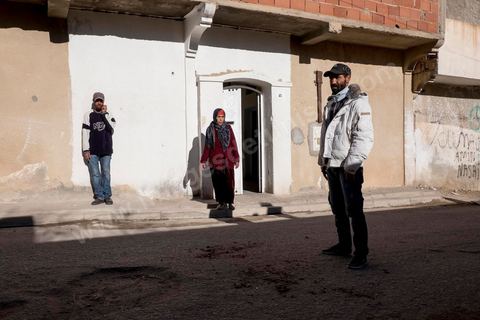 29 janvier 2016 : Baligh Aloui, 33 ans, s'est immolé le jeudi 21 janvier devant sa maison familiale où il vit avec ses parents, frères et soeurs. C'est son frère, Abdelsattar, qui l'a sauvé en se jetant sur lui. A lhopital de Kasserine depuis une semaine son état de santé est stable mais il est brulé au visage et mains au second degrès. Il s'est immolé ce jeudi 21 janvier, au lendemain de l'annonce de la création de 5000 emplois à Kasserine par le gouvernement. Ce jour là, les chômeurs se sont précipités au gouvernorat, aux délégations et aux municipalités pour s'inscrire dans un nouvel espoir d'avoir enfin un travail, une activité stable, un revenu digne, ... cet afflux a créé un désordre, un débordement, des tensions, ... ce jeune se voyant une nouvelle fois rejeté par l'administration, par l'état, est rentré chez lui avec une bouteille d'essence et s'est immolé dans la rue devant sa maison, devant sa mère, ses frères et soeurs. C'est à son frère qu'il doit sa survie, il a pu très vite l'éteindre, mais ce jeune est marqué à vie, brulé au second degrés sur l'ensemble du visage dans l'indifférence totale de la société et du gouvernement, en 2015 113 personnes se sont immolés en Tunisie.