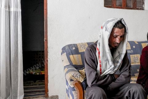 25 février 2016 : Baligh Aloui, 33 ans, s'est immolé le jeudi 21 janvier devant sa maison familiale où il vit avec ses parents, frères et soeur. C'est son frère, Abdelsattar, qui l'a sauvé en se jetant sur lui. Il est brulé au visage et mains au second degrès. Il s'est immolé ce jeudi 21 janvier, au lendemain de l'annonce de la création de 5000 emplois à Kasserine par le gouvernement. Ce jour là, les chômeurs se sont précipités au gouvernorat, aux délégations et aux municipalités pour s'inscrire dans un nouvel espoir d'avoir enfin un travail, une activité stable, un revenu digne, ... cet afflux a créé un désordre, un débordement, des tensions, ... ce jeune se voyant une nouvelle fois rejeté par l'administration, par l'état, est rentré chez lui avec une bouteille d'essence et s'est immolé dans la rue devant sa maison, devant sa mère, ses frères et soeurs. C'est à son frère qu'il doit sa survie, il a pu très vite l'éteindre, mais ce jeune est marqué à vie, brulé au second degrés sur l'ensemble du visage dans l'indifférence totale de la société et du gouvernement, en 2015 113 personnes se sont immolés en Tunisie.