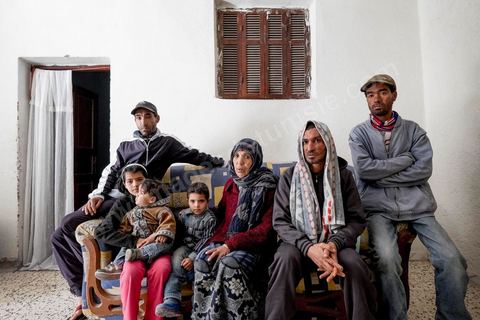 25 février 2016 : Baligh Aloui, 33 ans, s'est immolé le jeudi 21 janvier devant sa maison familiale où il vit avec ses parents, frères et soeur. C'est son frère, Abdelsattar, qui l'a sauvé en se jetant sur lui. Il est brulé au visage et mains au second degrès. Il s'est immolé ce jeudi 21 janvier, au lendemain de l'annonce de la création de 5000 emplois à Kasserine par le gouvernement. Ce jour là, les chômeurs se sont précipités au gouvernorat, aux délégations et aux municipalités pour s'inscrire dans un nouvel espoir d'avoir enfin un travail, une activité stable, un revenu digne, ... cet afflux a créé un désordre, un débordement, des tensions, ... ce jeune se voyant une nouvelle fois rejeté par l'administration, par l'état, est rentré chez lui avec une bouteille d'essence et s'est immolé dans la rue devant sa maison, devant sa mère, ses frères et soeurs. C'est à son frère qu'il doit sa survie, il a pu très vite l'éteindre, mais ce jeune est marqué à vie, brulé au second degrés sur l'ensemble du visage dans l'indifférence totale de la société et du gouvernement, en 2015 113 personnes se sont immolés en Tunisie.