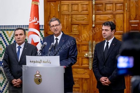 8 mars 2016 : Conférence de presse de Habib Essid en présence du minsitre de la Défense Farhat Horchani (G) et du ministre de l'Intérieur Hedi Majdoub (D) après le Conseil des Ministres exceptionnel présidé par le Premier Ministre Habib Essid suite aux attaques terroristes de Ben Guerdane, dans le sud tunisien, du 7 mars. Ces attaques attribués à Daesch, visée à prendre la main sur la ville de Ben Guerdane. Les affrontements qui ont duré une bonne partie de la journée au coeur de cette ville frontalière de 60 000 habitants ont abouti à la mort de 36 terroristes et de 7 capturés, la mort de 12 soldats et agents de sécurité et de 7 civils. C'est uen attaque inédite te sans précdent sur le territoire tunisien.