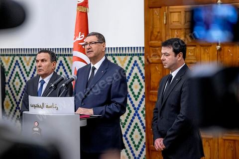 8 mars 2016 : Conférence de presse de Habib Essid en présence du minsitre de la Défense Farhat Horchani (G) et du ministre de l'Intérieur Hedi Majdoub (D) après le Conseil des Ministres exceptionnel présidé par le Premier Ministre Habib Essid suite aux attaques terroristes de Ben Guerdane, dans le sud tunisien, du 7 mars. Ces attaques attribués à Daesch, visée à prendre la main sur la ville de Ben Guerdane. Les affrontements qui ont duré une bonne partie de la journée au coeur de cette ville frontalière de 60 000 habitants ont abouti à la mort de 36 terroristes et de 7 capturés, la mort de 12 soldats et agents de sécurité et de 7 civils. C'est uen attaque inédite te sans précdent sur le territoire tunisien.
