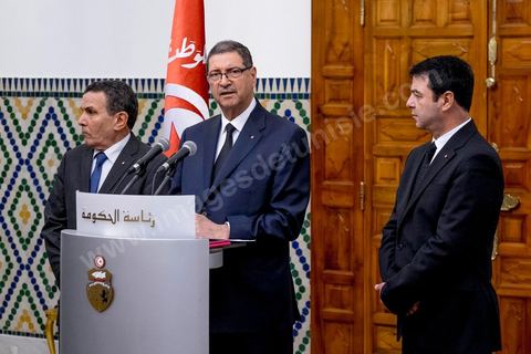 8 mars 2016 : Conférence de presse de Habib Essid en présence du minsitre de la Défense Farhat Horchani (G) et du ministre de l'Intérieur Hedi Majdoub (D) après le Conseil des Ministres exceptionnel présidé par le Premier Ministre Habib Essid suite aux attaques terroristes de Ben Guerdane, dans le sud tunisien, du 7 mars. Ces attaques attribués à Daesch, visée à prendre la main sur la ville de Ben Guerdane. Les affrontements qui ont duré une bonne partie de la journée au coeur de cette ville frontalière de 60 000 habitants ont abouti à la mort de 36 terroristes et de 7 capturés, la mort de 12 soldats et agents de sécurité et de 7 civils. C'est uen attaque inédite te sans précdent sur le territoire tunisien.