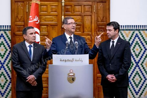 8 mars 2016 : Conférence de presse de Habib Essid en présence du minsitre de la Défense Farhat Horchani (G) et du ministre de l'Intérieur Hedi Majdoub (D) après le Conseil des Ministres exceptionnel présidé par le Premier Ministre Habib Essid suite aux attaques terroristes de Ben Guerdane, dans le sud tunisien, du 7 mars. Ces attaques attribués à Daesch, visée à prendre la main sur la ville de Ben Guerdane. Les affrontements qui ont duré une bonne partie de la journée au coeur de cette ville frontalière de 60 000 habitants ont abouti à la mort de 36 terroristes et de 7 capturés, la mort de 12 soldats et agents de sécurité et de 7 civils. C'est uen attaque inédite te sans précdent sur le territoire tunisien.