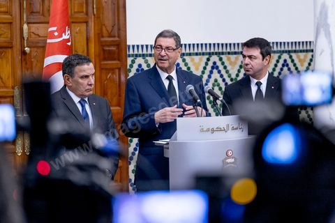 8 mars 2016 : Conférence de presse de Habib Essid en présence du minsitre de la Défense Farhat Horchani (G) et du ministre de l'Intérieur Hedi Majdoub (D) après le Conseil des Ministres exceptionnel présidé par le Premier Ministre Habib Essid suite aux attaques terroristes de Ben Guerdane, dans le sud tunisien, du 7 mars. Ces attaques attribués à Daesch, visée à prendre la main sur la ville de Ben Guerdane. Les affrontements qui ont duré une bonne partie de la journée au coeur de cette ville frontalière de 60 000 habitants ont abouti à la mort de 36 terroristes et de 7 capturés, la mort de 12 soldats et agents de sécurité et de 7 civils. C'est uen attaque inédite te sans précdent sur le territoire tunisien.