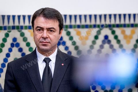 8 mars 2016 : Le ministre de l'Intérieur Hedi Majdoub (D) après le Conseil des Ministres exceptionnel présidé par le Premier Ministre Habib Essid suite aux attaques terroristes de Ben Guerdane, dans le sud tunisien, du 7 mars. Ces attaques attribués à Daesch, visée à prendre la main sur la ville de Ben Guerdane. Les affrontements qui ont duré une bonne partie de la journée au coeur de cette ville frontalière de 60 000 habitants ont abouti à la mort de 36 terroristes et de 7 capturés, la mort de 12 soldats et agents de sécurité et de 7 civils. C'est uen attaque inédite te sans précdent sur le territoire tunisien.