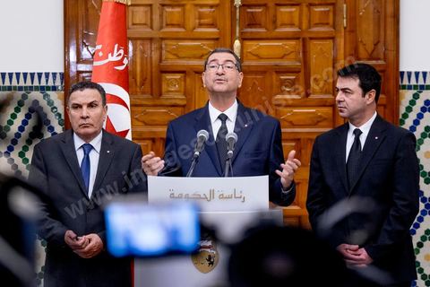 8 mars 2016 : Conférence de presse de Habib Essid en présence du minsitre de la Défense Farhat Horchani (G) et du ministre de l'Intérieur Hedi Majdoub (D) après le Conseil des Ministres exceptionnel présidé par le Premier Ministre Habib Essid suite aux attaques terroristes de Ben Guerdane, dans le sud tunisien, du 7 mars. Ces attaques attribués à Daesch, visée à prendre la main sur la ville de Ben Guerdane. Les affrontements qui ont duré une bonne partie de la journée au coeur de cette ville frontalière de 60 000 habitants ont abouti à la mort de 36 terroristes et de 7 capturés, la mort de 12 soldats et agents de sécurité et de 7 civils. C'est uen attaque inédite te sans précdent sur le territoire tunisien.