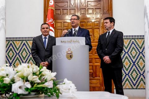 8 mars 2016 : Conférence de presse de Habib Essid en présence du minsitre de la Défense Farhat Horchani (G) et du ministre de l'Intérieur Hedi Majdoub (D) après le Conseil des Ministres exceptionnel présidé par le Premier Ministre Habib Essid suite aux attaques terroristes de Ben Guerdane, dans le sud tunisien, du 7 mars. Ces attaques attribués à Daesch, visée à prendre la main sur la ville de Ben Guerdane. Les affrontements qui ont duré une bonne partie de la journée au coeur de cette ville frontalière de 60 000 habitants ont abouti à la mort de 36 terroristes et de 7 capturés, la mort de 12 soldats et agents de sécurité et de 7 civils. C'est uen attaque inédite te sans précdent sur le territoire tunisien.