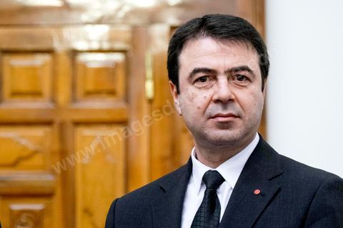 8 mars 2016 : Le ministre de l'Intérieur Hedi Majdoub (D) après le Conseil des Ministres exceptionnel présidé par le Premier Ministre Habib Essid suite aux attaques terroristes de Ben Guerdane, dans le sud tunisien, du 7 mars. Ces attaques attribués à Daesch, visée à prendre la main sur la ville de Ben Guerdane. Les affrontements qui ont duré une bonne partie de la journée au coeur de cette ville frontalière de 60 000 habitants ont abouti à la mort de 36 terroristes et de 7 capturés, la mort de 12 soldats et agents de sécurité et de 7 civils. C'est uen attaque inédite te sans précdent sur le territoire tunisien.