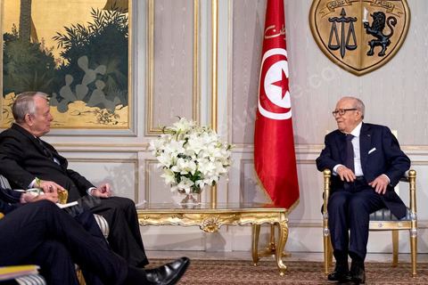 18 mars 2016 : rencontre entre Béji Caïd Essebsi, Président de la République tunisienne, et M. Jean-Marc Ayrault, Ministre des Affaires Etrangères français, au Palais présidentiel de Carthage dans le cadre de la visite de deux jours à Tunis de M. Ayrault, dans les circonstances d'attaques terroristes et pour commémorer le 1er anniversaire de l'attentat du Bardo.