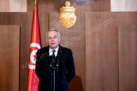 18 mars 2016 : rencontre entre Béji Caïd Essebsi, Président de la République tunisienne, et M. Jean-Marc Ayrault, Ministre des Affaires Etrangères français, au Palais présidentiel de Carthage dans le cadre de la visite de deux jours à Tunis de M. Ayrault, dans les circonstances d'attaques terroristes et pour commémorer le 1er anniversaire de l'attentat du Bardo.