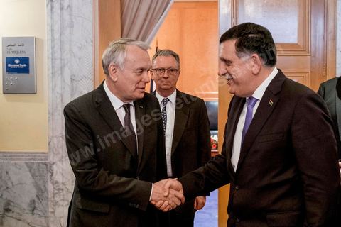 18 mars 2016 : «Votre place est à Tripoli.» C’est en substance le message que Jean-Marc Ayrault, le ministre des Affaires étrangères, a répété lors de sa visite, jeudi et vendredi, à Tunis, où il a rencontré le Premier ministre du gouvernement libyen d’union nationale en exil, Faez Seraj. Les propos de Jean-Marc Ayrault étaient sans équivoque : «Le gouvernement d’union nationale doit s’installer dans la capitale pour travailler le plus vite possible.»