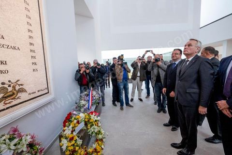 18 mars 2016 : Jean-Marc Ayrault dépose une gerbe en hommage aux victimes. Un an après l'attentat, la Tunisie organise un grand événement avec la commémoration de l'attentat du Bardo qui a fait 21 victimes étangères et une victime tunisienne. La cérémonie qui s'est déroulée dans le hall du musée avec la présence du premier ministre tunisien, Habib Essid, des ministres tunisiens mais aussi Jean-Marc Ayrault, Ministre des Affaires Etrangères français.