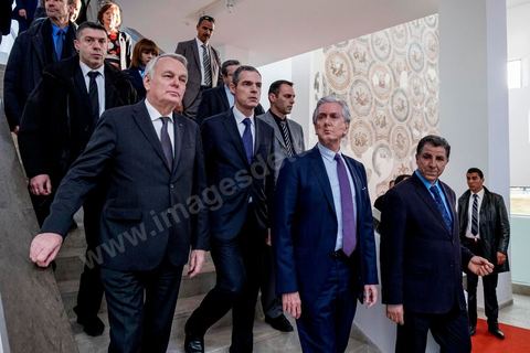 18 mars 2016 : Jean-Marc Ayrault en visite au musée du Bardo . Un an après l'attentat, la Tunisie organise un grand événement avec la commémoration de l'attentat du Bardo qui a fait 21 victimes étangères et une victime tunisienne. La cérémonie qui s'est déroulée dans le hall du musée avec la présence du premier ministre tunisien, Habib Essid, des ministres tunisiens mais aussi Jean-Marc Ayrault, Ministre des Affaires Etrangères français.