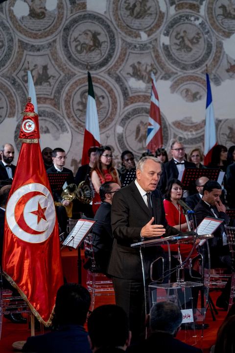 18 mars 2016 : Discours de Jean-Marc Ayrault, ministre des Affaires Etrangères français au musée du Bardo. Un an après l'attentat, la Tunisie organise un grand événement avec la commémoration de l'attentat du Bardo qui a fait 21 victimes étangères et une victime tunisienne. La cérémonie qui s'est déroulée dans le hall du musée avec la présence du premier ministre tunisien, Habib Essid, des ministres tunisiens mais aussi Jean-Marc Ayrault, Ministre des Affaires Etrangères français.