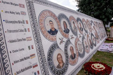 18 mars 2016 : Une grande mosaique a été présenté avec les portraits des 22 victimes. Un an après l'attentat, la Tunisie organise un grand événement avec la commémoration de l'attentat du Bardo qui a fait 21 victimes étangères et une victime tunisienne. La cérémonie qui s'est déroulée dans le hall du musée avec la présence du premier ministre tunisien, Habib Essid, des ministres tunisiens mais aussi Jean-Marc Ayrault, Ministre des Affaires Etrangères français.