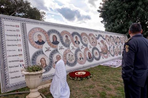 18 mars 2016 : Une grande mosaique a été présenté avec les portraits des 22 victimes. Un an après l'attentat, la Tunisie organise un grand événement avec la commémoration de l'attentat du Bardo qui a fait 21 victimes étangères et une victime tunisienne. La cérémonie qui s'est déroulée dans le hall du musée avec la présence du premier ministre tunisien, Habib Essid, des ministres tunisiens mais aussi Jean-Marc Ayrault, Ministre des Affaires Etrangères français.
