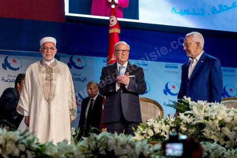 20 mai 2016 : Béji Caïd Essebsi, Rached Ghannouchi et Abdelfattah Mourou à l'ouverture du 10e congrès du Mouvement Ennahdha dans la garnde salle de sport de Radès, avec plusierus milliers de militants et de congressistes du parti Ennahdha. Mais l'événement fut bien la présence et le discours de Beji Caïd Essebsi, Président de la République élu il y a plus d'un an grâce à une campagne anti Ennahdha, mais avec qui il doit depuis cohabiter au pouvoir : "Je veux être franc avec vous, j'ai hésité à venir", a-t-il dit. Mais "je suis venu par considération pour les efforts de ce parti pour appuyer le consensus de réconciliation nationale"La cérémonie inaugurale s’est déroulée en présence du président de l’Assemblée des représentants du peuple, Mohamed Ennaceur, des membres de la coalition gouvernementale, de partis représentés et non représentés au parlement, de députés et de personnalités nationales, un show où il était bon d'être vu. Ce congrès doit marquer un tournant dans l'histoire du mouvement en actant la séparation entre activités politiques et religieuses. Au cours du week-end, le parti - pour lequel un changement de nom est évoqué - doit évaluer son action et tirer le bilan de ses deux ans au pouvoir au sein d'une "troïka".Il doit aussi adopter des "feuilles de route" politique, économique et sociale pour les années à venir.