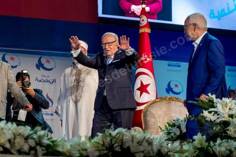 20 mai 2016 : Béji Caïd Essebsi, Rached Ghannouchi et Abdelfattah Mourou à l'ouverture du 10e congrès du Mouvement Ennahdha dans la garnde salle de sport de Radès, avec plusierus milliers de militants et de congressistes du parti Ennahdha. Mais l'événement fut bien la présence et le discours de Beji Caïd Essebsi, Président de la République élu il y a plus d'un an grâce à une campagne anti Ennahdha, mais avec qui il doit depuis cohabiter au pouvoir : "Je veux être franc avec vous, j'ai hésité à venir", a-t-il dit. Mais "je suis venu par considération pour les efforts de ce parti pour appuyer le consensus de réconciliation nationale"La cérémonie inaugurale s’est déroulée en présence du président de l’Assemblée des représentants du peuple, Mohamed Ennaceur, des membres de la coalition gouvernementale, de partis représentés et non représentés au parlement, de députés et de personnalités nationales, un show où il était bon d'être vu. Ce congrès doit marquer un tournant dans l'histoire du mouvement en actant la séparation entre activités politiques et religieuses. Au cours du week-end, le parti - pour lequel un changement de nom est évoqué - doit évaluer son action et tirer le bilan de ses deux ans au pouvoir au sein d'une "troïka".Il doit aussi adopter des "feuilles de route" politique, économique et sociale pour les années à venir.