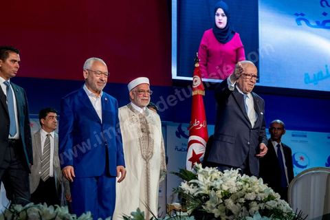 20 mai 2016 : Béji Caïd Essebsi, Rached Ghannouchi et Abdelfattah Mourou à l'ouverture du 10e congrès du Mouvement Ennahdha dans la garnde salle de sport de Radès, avec plusierus milliers de militants et de congressistes du parti Ennahdha. Mais l'événement fut bien la présence et le discours de Beji Caïd Essebsi, Président de la République élu il y a plus d'un an grâce à une campagne anti Ennahdha, mais avec qui il doit depuis cohabiter au pouvoir : "Je veux être franc avec vous, j'ai hésité à venir", a-t-il dit. Mais "je suis venu par considération pour les efforts de ce parti pour appuyer le consensus de réconciliation nationale"La cérémonie inaugurale s’est déroulée en présence du président de l’Assemblée des représentants du peuple, Mohamed Ennaceur, des membres de la coalition gouvernementale, de partis représentés et non représentés au parlement, de députés et de personnalités nationales, un show où il était bon d'être vu. Ce congrès doit marquer un tournant dans l'histoire du mouvement en actant la séparation entre activités politiques et religieuses. Au cours du week-end, le parti - pour lequel un changement de nom est évoqué - doit évaluer son action et tirer le bilan de ses deux ans au pouvoir au sein d'une "troïka".Il doit aussi adopter des "feuilles de route" politique, économique et sociale pour les années à venir.