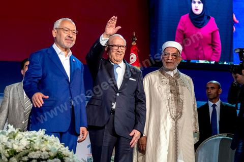 20 mai 2016 : Béji Caïd Essebsi, Rached Ghannouchi et Abdelfattah Mourou à l'ouverture du 10e congrès du Mouvement Ennahdha dans la garnde salle de sport de Radès, avec plusierus milliers de militants et de congressistes du parti Ennahdha. Mais l'événement fut bien la présence et le discours de Beji Caïd Essebsi, Président de la République élu il y a plus d'un an grâce à une campagne anti Ennahdha, mais avec qui il doit depuis cohabiter au pouvoir : "Je veux être franc avec vous, j'ai hésité à venir", a-t-il dit. Mais "je suis venu par considération pour les efforts de ce parti pour appuyer le consensus de réconciliation nationale"La cérémonie inaugurale s’est déroulée en présence du président de l’Assemblée des représentants du peuple, Mohamed Ennaceur, des membres de la coalition gouvernementale, de partis représentés et non représentés au parlement, de députés et de personnalités nationales, un show où il était bon d'être vu. Ce congrès doit marquer un tournant dans l'histoire du mouvement en actant la séparation entre activités politiques et religieuses. Au cours du week-end, le parti - pour lequel un changement de nom est évoqué - doit évaluer son action et tirer le bilan de ses deux ans au pouvoir au sein d'une "troïka".Il doit aussi adopter des "feuilles de route" politique, économique et sociale pour les années à venir.