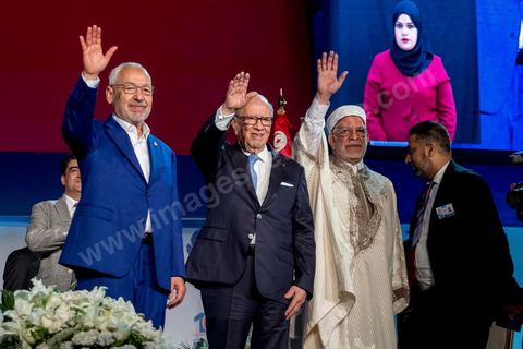 20 mai 2016 : Béji Caïd Essebsi, Rached Ghannouchi et Abdelfattah Mourou à l'ouverture du 10e congrès du Mouvement Ennahdha dans la garnde salle de sport de Radès, avec plusierus milliers de militants et de congressistes du parti Ennahdha. Mais l'événement fut bien la présence et le discours de Beji Caïd Essebsi, Président de la République élu il y a plus d'un an grâce à une campagne anti Ennahdha, mais avec qui il doit depuis cohabiter au pouvoir : "Je veux être franc avec vous, j'ai hésité à venir", a-t-il dit. Mais "je suis venu par considération pour les efforts de ce parti pour appuyer le consensus de réconciliation nationale"La cérémonie inaugurale s’est déroulée en présence du président de l’Assemblée des représentants du peuple, Mohamed Ennaceur, des membres de la coalition gouvernementale, de partis représentés et non représentés au parlement, de députés et de personnalités nationales, un show où il était bon d'être vu. Ce congrès doit marquer un tournant dans l'histoire du mouvement en actant la séparation entre activités politiques et religieuses. Au cours du week-end, le parti - pour lequel un changement de nom est évoqué - doit évaluer son action et tirer le bilan de ses deux ans au pouvoir au sein d'une "troïka".Il doit aussi adopter des "feuilles de route" politique, économique et sociale pour les années à venir.
