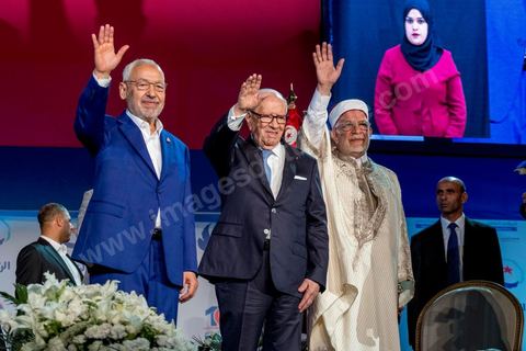 20 mai 2016 : Béji Caïd Essebsi, Rached Ghannouchi et Abdelfattah Mourou à l'ouverture du 10e congrès du Mouvement Ennahdha dans la garnde salle de sport de Radès, avec plusierus milliers de militants et de congressistes du parti Ennahdha. Mais l'événement fut bien la présence et le discours de Beji Caïd Essebsi, Président de la République élu il y a plus d'un an grâce à une campagne anti Ennahdha, mais avec qui il doit depuis cohabiter au pouvoir : "Je veux être franc avec vous, j'ai hésité à venir", a-t-il dit. Mais "je suis venu par considération pour les efforts de ce parti pour appuyer le consensus de réconciliation nationale"La cérémonie inaugurale s’est déroulée en présence du président de l’Assemblée des représentants du peuple, Mohamed Ennaceur, des membres de la coalition gouvernementale, de partis représentés et non représentés au parlement, de députés et de personnalités nationales, un show où il était bon d'être vu. Ce congrès doit marquer un tournant dans l'histoire du mouvement en actant la séparation entre activités politiques et religieuses. Au cours du week-end, le parti - pour lequel un changement de nom est évoqué - doit évaluer son action et tirer le bilan de ses deux ans au pouvoir au sein d'une "troïka".Il doit aussi adopter des "feuilles de route" politique, économique et sociale pour les années à venir.