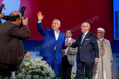 20 mai 2016 : Béji Caïd Essebsi, Rached Ghannouchi et Abdelfattah Mourou à l'ouverture du 10e congrès du Mouvement Ennahdha dans la garnde salle de sport de Radès, avec plusierus milliers de militants et de congressistes du parti Ennahdha. Mais l'événement fut bien la présence et le discours de Beji Caïd Essebsi, Président de la République élu il y a plus d'un an grâce à une campagne anti Ennahdha, mais avec qui il doit depuis cohabiter au pouvoir : "Je veux être franc avec vous, j'ai hésité à venir", a-t-il dit. Mais "je suis venu par considération pour les efforts de ce parti pour appuyer le consensus de réconciliation nationale"La cérémonie inaugurale s’est déroulée en présence du président de l’Assemblée des représentants du peuple, Mohamed Ennaceur, des membres de la coalition gouvernementale, de partis représentés et non représentés au parlement, de députés et de personnalités nationales, un show où il était bon d'être vu. Ce congrès doit marquer un tournant dans l'histoire du mouvement en actant la séparation entre activités politiques et religieuses. Au cours du week-end, le parti - pour lequel un changement de nom est évoqué - doit évaluer son action et tirer le bilan de ses deux ans au pouvoir au sein d'une "troïka".Il doit aussi adopter des "feuilles de route" politique, économique et sociale pour les années à venir.
