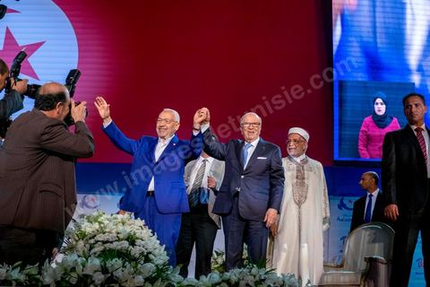 20 mai 2016 : Béji Caïd Essebsi, Rached Ghannouchi et Abdelfattah Mourou à l'ouverture du 10e congrès du Mouvement Ennahdha dans la garnde salle de sport de Radès, avec plusierus milliers de militants et de congressistes du parti Ennahdha. Mais l'événement fut bien la présence et le discours de Beji Caïd Essebsi, Président de la République élu il y a plus d'un an grâce à une campagne anti Ennahdha, mais avec qui il doit depuis cohabiter au pouvoir : "Je veux être franc avec vous, j'ai hésité à venir", a-t-il dit. Mais "je suis venu par considération pour les efforts de ce parti pour appuyer le consensus de réconciliation nationale"La cérémonie inaugurale s’est déroulée en présence du président de l’Assemblée des représentants du peuple, Mohamed Ennaceur, des membres de la coalition gouvernementale, de partis représentés et non représentés au parlement, de députés et de personnalités nationales, un show où il était bon d'être vu. Ce congrès doit marquer un tournant dans l'histoire du mouvement en actant la séparation entre activités politiques et religieuses. Au cours du week-end, le parti - pour lequel un changement de nom est évoqué - doit évaluer son action et tirer le bilan de ses deux ans au pouvoir au sein d'une "troïka".Il doit aussi adopter des "feuilles de route" politique, économique et sociale pour les années à venir.