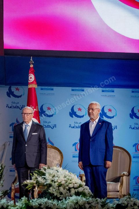 20 mai 2016 : Béji Caïd Essebsi et Rached Ghannouchi à l'ouverture du 10e congrès du Mouvement Ennahdha dans la garnde salle de sport de Radès, avec plusierus milliers de militants et de congressistes du parti Ennahdha. Mais l'événement fut bien la présence et le discours de Beji Caïd Essebsi, Président de la République élu il y a plus d'un an grâce à une campagne anti Ennahdha, mais avec qui il doit depuis cohabiter au pouvoir : "Je veux être franc avec vous, j'ai hésité à venir", a-t-il dit. Mais "je suis venu par considération pour les efforts de ce parti pour appuyer le consensus de réconciliation nationale"La cérémonie inaugurale s’est déroulée en présence du président de l’Assemblée des représentants du peuple, Mohamed Ennaceur, des membres de la coalition gouvernementale, de partis représentés et non représentés au parlement, de députés et de personnalités nationales, un show où il était bon d'être vu. Ce congrès doit marquer un tournant dans l'histoire du mouvement en actant la séparation entre activités politiques et religieuses. Au cours du week-end, le parti - pour lequel un changement de nom est évoqué - doit évaluer son action et tirer le bilan de ses deux ans au pouvoir au sein d'une "troïka".Il doit aussi adopter des "feuilles de route" politique, économique et sociale pour les années à venir.