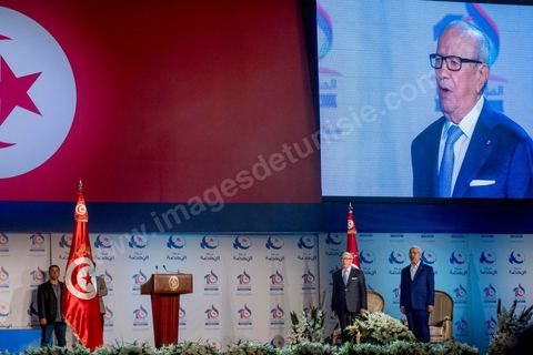 20 mai 2016 : Béji Caïd Essebsi et Rached Ghannouchi à l'ouverture du 10e congrès du Mouvement Ennahdha dans la garnde salle de sport de Radès, avec plusierus milliers de militants et de congressistes du parti Ennahdha. Mais l'événement fut bien la présence et le discours de Beji Caïd Essebsi, Président de la République élu il y a plus d'un an grâce à une campagne anti Ennahdha, mais avec qui il doit depuis cohabiter au pouvoir : "Je veux être franc avec vous, j'ai hésité à venir", a-t-il dit. Mais "je suis venu par considération pour les efforts de ce parti pour appuyer le consensus de réconciliation nationale"La cérémonie inaugurale s’est déroulée en présence du président de l’Assemblée des représentants du peuple, Mohamed Ennaceur, des membres de la coalition gouvernementale, de partis représentés et non représentés au parlement, de députés et de personnalités nationales, un show où il était bon d'être vu. Ce congrès doit marquer un tournant dans l'histoire du mouvement en actant la séparation entre activités politiques et religieuses. Au cours du week-end, le parti - pour lequel un changement de nom est évoqué - doit évaluer son action et tirer le bilan de ses deux ans au pouvoir au sein d'une "troïka".Il doit aussi adopter des "feuilles de route" politique, économique et sociale pour les années à venir.