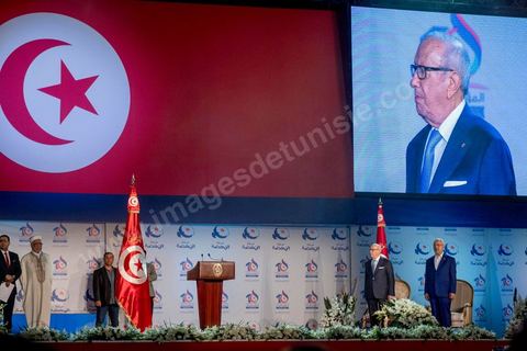 20 mai 2016 : Béji Caïd Essebsi et Rached Ghannouchi à l'ouverture du 10e congrès du Mouvement Ennahdha dans la garnde salle de sport de Radès, avec plusierus milliers de militants et de congressistes du parti Ennahdha. Mais l'événement fut bien la présence et le discours de Beji Caïd Essebsi, Président de la République élu il y a plus d'un an grâce à une campagne anti Ennahdha, mais avec qui il doit depuis cohabiter au pouvoir : "Je veux être franc avec vous, j'ai hésité à venir", a-t-il dit. Mais "je suis venu par considération pour les efforts de ce parti pour appuyer le consensus de réconciliation nationale"La cérémonie inaugurale s’est déroulée en présence du président de l’Assemblée des représentants du peuple, Mohamed Ennaceur, des membres de la coalition gouvernementale, de partis représentés et non représentés au parlement, de députés et de personnalités nationales, un show où il était bon d'être vu. Ce congrès doit marquer un tournant dans l'histoire du mouvement en actant la séparation entre activités politiques et religieuses. Au cours du week-end, le parti - pour lequel un changement de nom est évoqué - doit évaluer son action et tirer le bilan de ses deux ans au pouvoir au sein d'une "troïka".Il doit aussi adopter des "feuilles de route" politique, économique et sociale pour les années à venir.