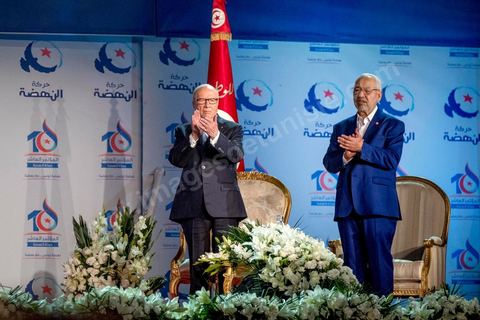 20 mai 2016 : Béji Caïd Essebsi et Rached Ghannouchi à l'ouverture du 10e congrès du Mouvement Ennahdha dans la garnde salle de sport de Radès, avec plusierus milliers de militants et de congressistes du parti Ennahdha. Mais l'événement fut bien la présence et le discours de Beji Caïd Essebsi, Président de la République élu il y a plus d'un an grâce à une campagne anti Ennahdha, mais avec qui il doit depuis cohabiter au pouvoir : "Je veux être franc avec vous, j'ai hésité à venir", a-t-il dit. Mais "je suis venu par considération pour les efforts de ce parti pour appuyer le consensus de réconciliation nationale"La cérémonie inaugurale s’est déroulée en présence du président de l’Assemblée des représentants du peuple, Mohamed Ennaceur, des membres de la coalition gouvernementale, de partis représentés et non représentés au parlement, de députés et de personnalités nationales, un show où il était bon d'être vu. Ce congrès doit marquer un tournant dans l'histoire du mouvement en actant la séparation entre activités politiques et religieuses. Au cours du week-end, le parti - pour lequel un changement de nom est évoqué - doit évaluer son action et tirer le bilan de ses deux ans au pouvoir au sein d'une "troïka".Il doit aussi adopter des "feuilles de route" politique, économique et sociale pour les années à venir.