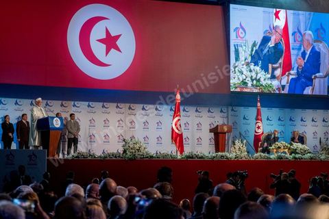 20 mai 2016 : Béji Caïd Essebsi et Rached Ghannouchi à l'ouverture du 10e congrès du Mouvement Ennahdha dans la garnde salle de sport de Radès, avec plusierus milliers de militants et de congressistes du parti Ennahdha. Mais l'événement fut bien la présence et le discours de Beji Caïd Essebsi, Président de la République élu il y a plus d'un an grâce à une campagne anti Ennahdha, mais avec qui il doit depuis cohabiter au pouvoir : "Je veux être franc avec vous, j'ai hésité à venir", a-t-il dit. Mais "je suis venu par considération pour les efforts de ce parti pour appuyer le consensus de réconciliation nationale"La cérémonie inaugurale s’est déroulée en présence du président de l’Assemblée des représentants du peuple, Mohamed Ennaceur, des membres de la coalition gouvernementale, de partis représentés et non représentés au parlement, de députés et de personnalités nationales, un show où il était bon d'être vu. Ce congrès doit marquer un tournant dans l'histoire du mouvement en actant la séparation entre activités politiques et religieuses. Au cours du week-end, le parti - pour lequel un changement de nom est évoqué - doit évaluer son action et tirer le bilan de ses deux ans au pouvoir au sein d'une "troïka".Il doit aussi adopter des "feuilles de route" politique, économique et sociale pour les années à venir.