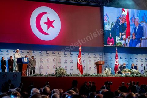 20 mai 2016 : Béji Caïd Essebsi et Rached Ghannouchi à l'ouverture du 10e congrès du Mouvement Ennahdha dans la garnde salle de sport de Radès, avec plusierus milliers de militants et de congressistes du parti Ennahdha. Mais l'événement fut bien la présence et le discours de Beji Caïd Essebsi, Président de la République élu il y a plus d'un an grâce à une campagne anti Ennahdha, mais avec qui il doit depuis cohabiter au pouvoir : "Je veux être franc avec vous, j'ai hésité à venir", a-t-il dit. Mais "je suis venu par considération pour les efforts de ce parti pour appuyer le consensus de réconciliation nationale"La cérémonie inaugurale s’est déroulée en présence du président de l’Assemblée des représentants du peuple, Mohamed Ennaceur, des membres de la coalition gouvernementale, de partis représentés et non représentés au parlement, de députés et de personnalités nationales, un show où il était bon d'être vu. Ce congrès doit marquer un tournant dans l'histoire du mouvement en actant la séparation entre activités politiques et religieuses. Au cours du week-end, le parti - pour lequel un changement de nom est évoqué - doit évaluer son action et tirer le bilan de ses deux ans au pouvoir au sein d'une "troïka".Il doit aussi adopter des "feuilles de route" politique, économique et sociale pour les années à venir.