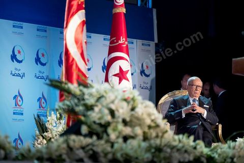 20 mai 2016 : Béji Caïd Essebsi et Rached Ghannouchi à l'ouverture du 10e congrès du Mouvement Ennahdha dans la garnde salle de sport de Radès, avec plusierus milliers de militants et de congressistes du parti Ennahdha. Mais l'événement fut bien la présence et le discours de Beji Caïd Essebsi, Président de la République élu il y a plus d'un an grâce à une campagne anti Ennahdha, mais avec qui il doit depuis cohabiter au pouvoir : "Je veux être franc avec vous, j'ai hésité à venir", a-t-il dit. Mais "je suis venu par considération pour les efforts de ce parti pour appuyer le consensus de réconciliation nationale"La cérémonie inaugurale s’est déroulée en présence du président de l’Assemblée des représentants du peuple, Mohamed Ennaceur, des membres de la coalition gouvernementale, de partis représentés et non représentés au parlement, de députés et de personnalités nationales, un show où il était bon d'être vu. Ce congrès doit marquer un tournant dans l'histoire du mouvement en actant la séparation entre activités politiques et religieuses. Au cours du week-end, le parti - pour lequel un changement de nom est évoqué - doit évaluer son action et tirer le bilan de ses deux ans au pouvoir au sein d'une "troïka".Il doit aussi adopter des "feuilles de route" politique, économique et sociale pour les années à venir.