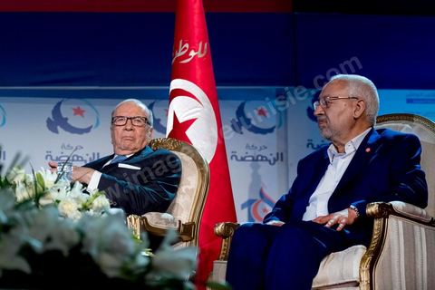 20 mai 2016 : Béji Caïd Essebsi et Rached Ghannouchi à l'ouverture du 10e congrès du Mouvement Ennahdha dans la garnde salle de sport de Radès, avec plusierus milliers de militants et de congressistes du parti Ennahdha. Mais l'événement fut bien la présence et le discours de Beji Caïd Essebsi, Président de la République élu il y a plus d'un an grâce à une campagne anti Ennahdha, mais avec qui il doit depuis cohabiter au pouvoir : "Je veux être franc avec vous, j'ai hésité à venir", a-t-il dit. Mais "je suis venu par considération pour les efforts de ce parti pour appuyer le consensus de réconciliation nationale"La cérémonie inaugurale s’est déroulée en présence du président de l’Assemblée des représentants du peuple, Mohamed Ennaceur, des membres de la coalition gouvernementale, de partis représentés et non représentés au parlement, de députés et de personnalités nationales, un show où il était bon d'être vu. Ce congrès doit marquer un tournant dans l'histoire du mouvement en actant la séparation entre activités politiques et religieuses. Au cours du week-end, le parti - pour lequel un changement de nom est évoqué - doit évaluer son action et tirer le bilan de ses deux ans au pouvoir au sein d'une "troïka".Il doit aussi adopter des "feuilles de route" politique, économique et sociale pour les années à venir.