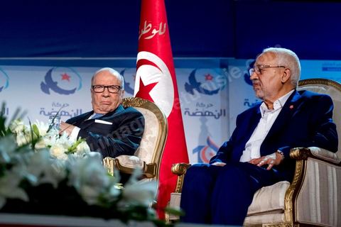 20 mai 2016 : Béji Caïd Essebsi et Rached Ghannouchi à l'ouverture du 10e congrès du Mouvement Ennahdha dans la garnde salle de sport de Radès, avec plusierus milliers de militants et de congressistes du parti Ennahdha. Mais l'événement fut bien la présence et le discours de Beji Caïd Essebsi, Président de la République élu il y a plus d'un an grâce à une campagne anti Ennahdha, mais avec qui il doit depuis cohabiter au pouvoir : "Je veux être franc avec vous, j'ai hésité à venir", a-t-il dit. Mais "je suis venu par considération pour les efforts de ce parti pour appuyer le consensus de réconciliation nationale"La cérémonie inaugurale s’est déroulée en présence du président de l’Assemblée des représentants du peuple, Mohamed Ennaceur, des membres de la coalition gouvernementale, de partis représentés et non représentés au parlement, de députés et de personnalités nationales, un show où il était bon d'être vu. Ce congrès doit marquer un tournant dans l'histoire du mouvement en actant la séparation entre activités politiques et religieuses. Au cours du week-end, le parti - pour lequel un changement de nom est évoqué - doit évaluer son action et tirer le bilan de ses deux ans au pouvoir au sein d'une "troïka".Il doit aussi adopter des "feuilles de route" politique, économique et sociale pour les années à venir.