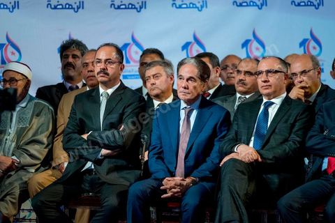 20 mai 2016 : ouverture du 10e congrès du Mouvement Ennahdha dans la garnde salle de sport de Radès, avec plusierus milliers de militants et de congressistes du parti Ennahdha. Mais l'événement fut bien la présence et le discours de Beji Caïd Essebsi, Président de la République élu il y a plus d'un an grâce à une campagne anti Ennahdha, mais avec qui il doit depuis cohabiter au pouvoir : "Je veux être franc avec vous, j'ai hésité à venir", a-t-il dit. Mais "je suis venu par considération pour les efforts de ce parti pour appuyer le consensus de réconciliation nationale"La cérémonie inaugurale s’est déroulée en présence du président de l’Assemblée des représentants du peuple, Mohamed Ennaceur, des membres de la coalition gouvernementale, de partis représentés et non représentés au parlement, de députés et de personnalités nationales, un show où il était bon d'être vu. Ce congrès doit marquer un tournant dans l'histoire du mouvement en actant la séparation entre activités politiques et religieuses. Au cours du week-end, le parti - pour lequel un changement de nom est évoqué - doit évaluer son action et tirer le bilan de ses deux ans au pouvoir au sein d'une "troïka".Il doit aussi adopter des "feuilles de route" politique, économique et sociale pour les années à venir.